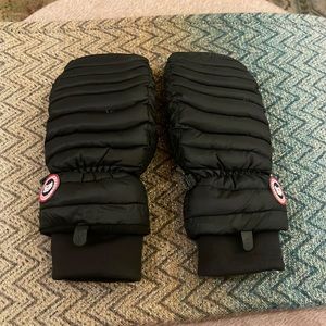 Canada goose mittens size small